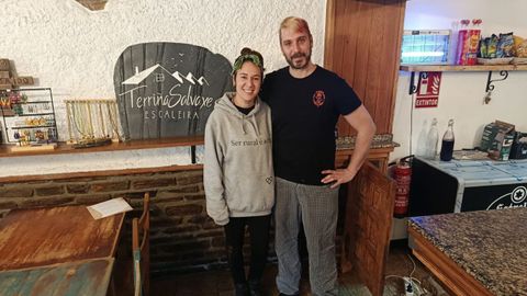 Laura Mart�nez y Jeyco P�rez en el bar restaurante que regentan en la localidad de San Xuli�n de Abaixo