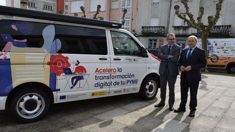 El presidente de la Diputacin y el director general de Red.es ante una unidad mvil