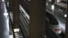 Trenes de alta velocidad detenidos en la estaci�n de Atocha de Madrid, en una imagen de archivo.