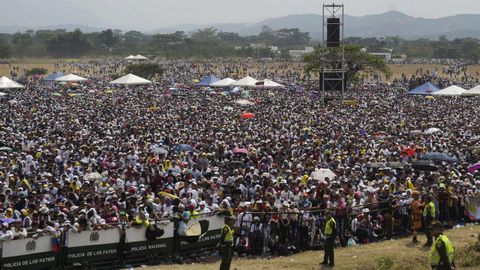 Asistentes al concierto en el puente fronterizo de Tienditas, en C�cuta (Colombia)