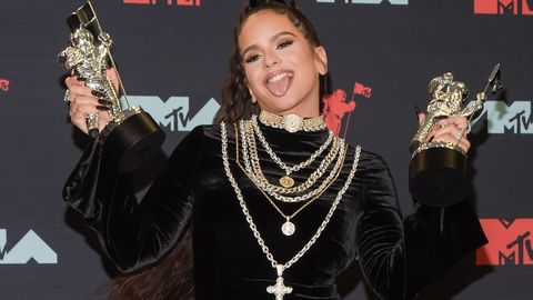 ROSALA MOSTRANDO LOS GALARDONES LOGRADOS EN LOS MTV MUSIC AWARDS