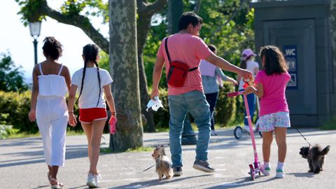 Familias en el parque de O Castro, en Vigo
