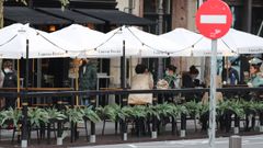 Clientes en la terraza de un bar de Bilbao