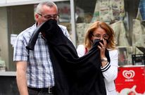 Una pareja se protege la nariz de los gases lanzados por la polic�a en Ankara.