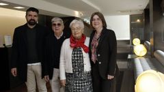 Rosario Quelle, Charo, en imagen de archivo, entre sus hijos Alejandro y Eva, y su marido, Manuel Balseiro, Nito, con quien trabaj� codo con codo toda su vida