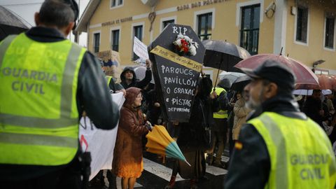 Numerosas personas se concentraron este viernes en O Temple, en Cambre, ante el paso de peatones situado frente a la Casa das Palmeiras