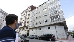 Luis seala el piso donde vive una familia que no le paga alquiler o gastos desde mayo