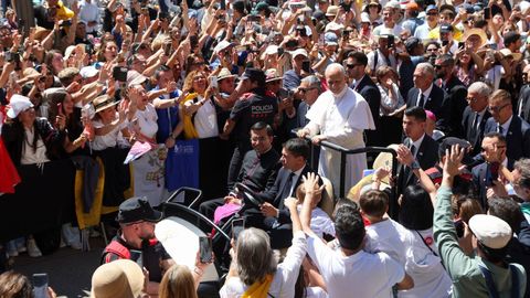El papa llegando en su veh�culo a Montserrat.