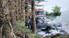 Accidente de un coche que ardi� en Monfero