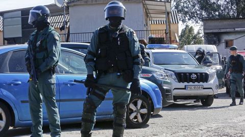 Operativo antidroga de la Guardia Civil en el poblado de O Vao