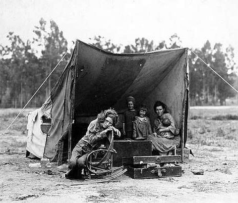 Familia americana bajo una lona en la crisis de 1929