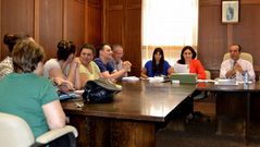 El alcalde, a la derecha, junto a los concejales del PP