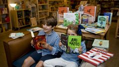 Alicia y Martn, dos lectores de 6 y 10 aos, no esconden su satisfaccin al poder ojear de nuevo las novedades en la librera coruesa Moito Conto  