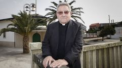Ricardo Villaverde en una imagen de archivo delante de la parroquia de Casti�eiras