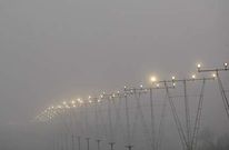 Sistema de iluminaci�n de las pistas de Lavacolla cubierto casi al completo por la niebla.