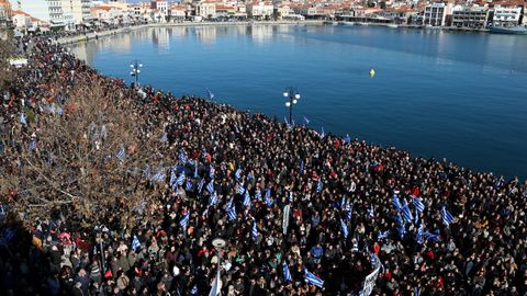 Protesta en el puerto de Mitilene, en la isla griega de Lesbos