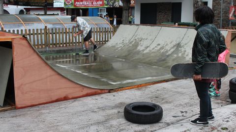 Un skater espera a que se habilite la pista, inundada por la lluvia