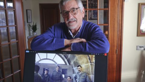 Jos� L�pez Hermida con una foto suya de militar en A Palma. 