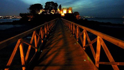 Vista nocturna del Castillo de Santa Cruz. La isla est� conectada co tierra firme a trv�s de una pasrela de madera. Los documentos hist�ricos apuntan a que el pirata Drake desembarc� por esta zona, y para evitar nuevos asaltos se mand� construir esta fortaleza. Desde hace unos a�os, funciona como un centro de investigaci�n cient�fica.