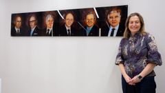 Mar�a Magari�os, en el colegio de veterinarios de Pontevedra, junto a la foto de los presidentes que la antecedieron en el cargo, todos ellos hombres.
