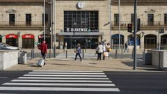 Diferentes pasos de peatones facilitan el movimiento de los viajeros que acuden a pie a la estaci�n intermodal de Ourense. Entrar en la terminal, ya sea de buses o de tren, desde la parada de autob�s o desde el aparcamiento subterr�neo es tarea sencilla y c�moda.