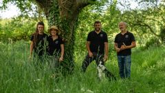 El equipo de Os Biosbardos, en la parroquia de Lendoiro (Cambre)