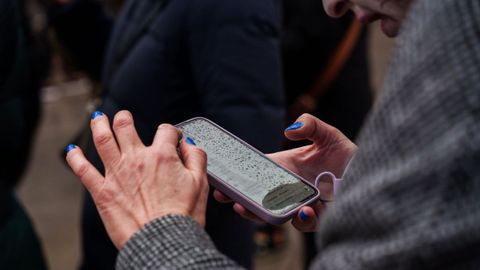 Una persona consultando su tel�fono m�vil en la calle, en una imagen de archivo