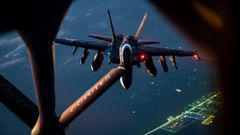 Imagen de dos aviones de EE.UU, que participan en la guerra de Ir�n abasteci�ndose de combustible