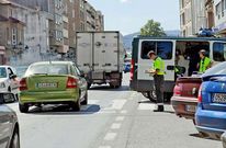 La Guardia Civil en uno de los pasos de peatones de la N-550 a su paso por Padr�n.