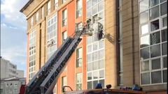 Intervenci�n de los bomberos en la calle Faro Fisterra