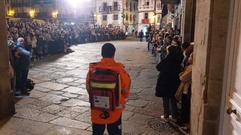 Un efectivo de Protecci�n Civil de Viveiro con el desfibrilador port�til a la espalda en la Praza Maior�al inicio de la procesi�n de La Pasi�n, el Viernes Santo por la noche