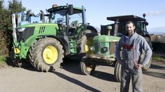 Domingo con su nuevo tractor, al lado del primero que tuvo, regalo de un vecino que se jubiló