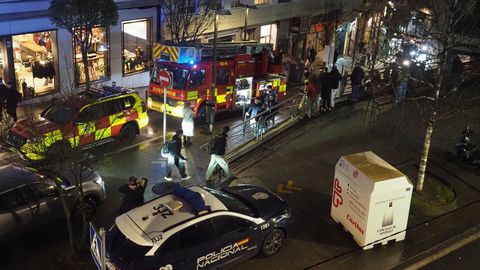 Hasta tres veh�culos de bomberos y otros de polic�as se desplazaron hasta la r�a Nova de Abaixo