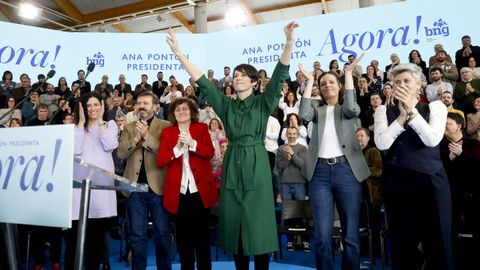 Pont�n, acompa�ada de Noa Presas, Luis Bar�, Goretti Sanmart�n, Olalla Rodil y Mercedes Queixas