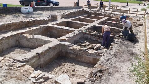 Trabajos de consolidaci�n de las diez piletas excavadas junto a la playa de A Magdalena