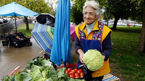 Esperanza, que con sol de justicia o temporal de lluvia vende cada d�a hortalizas a pie de calle, en la zona de A Xunqueira. 