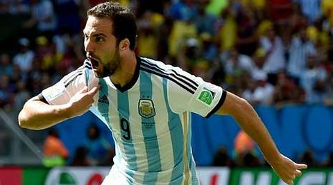 Gonzalo Higua�n, en plena celebraci�n de un gol que le convirti� en el nuevo h�roe del Mundial para los argentinos. 