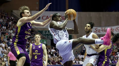 Travis Munnings se hace con un rebote