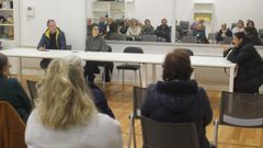 Reuni�n vecinal en el local social de Ferrol Vello para analizar alternativas ante la supresi�n de aparcamientos por las obras de San Francisco.
