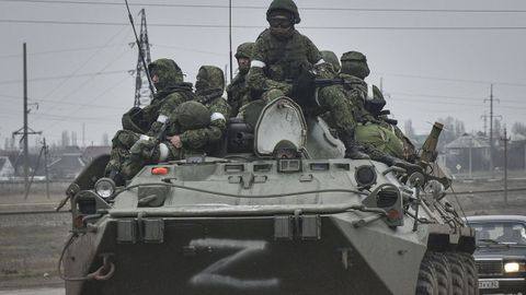 Soldados del ejrcito ruso, a bordo de un vehculo blindado de transporte de personal BTR-80, se dirigen por carretera hacia el centro de Ucrania