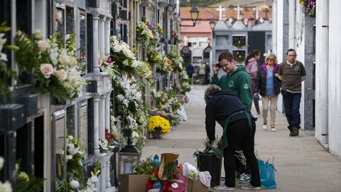 Cientos de personas se acercaron ayer al cementerio municipal de Ribeira para homenajear a los que ya no estn