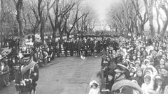 En la imagen, el acto celebrado en la alameda de la F�brica de Xuvia el 20 de octubre de 1914 