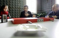 Fernando Su�rez, cos xornalistas de La Voz de Galicia na subdelegaci�n de Ribadeo.