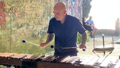 Ignacio, con la marimba en los t�neles de A Frouxeira, con el p�blico al fondo