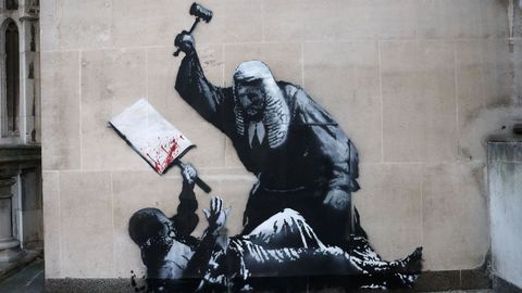 El mural de Banksy en una pared de los Reales Tribunales de Justicia de Londres