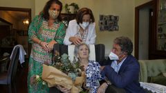 El alcalde de Pontevedra, Miguel Anxo Fern�ndez Lores, felicita por su 103 cumplea�os a Carmen Fern�ndez Amil