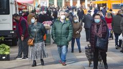 Otra feria floja. La feria de Carballo, como la de Paiosaco o Cee, sigue sufriendo las consecuencias del cierre perimetral, que impide llegar hasta el municipio a labradores de la zona y a compradores, lo que resta p�blico. A pesar de eso ayer hubo bastante ambiente por el buen tiempo