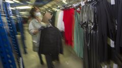 Zona de almacenamiento y log�stica de prendas en las instalaciones centrales de la firma de moda Adolfo Dom�nguez, en Ourense 