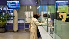 Una pasajera comprando el billete en la terminal de Guixar