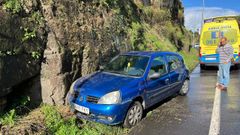 El coche se sali� de la carretera y acab� encajado conta la vegetaci�n